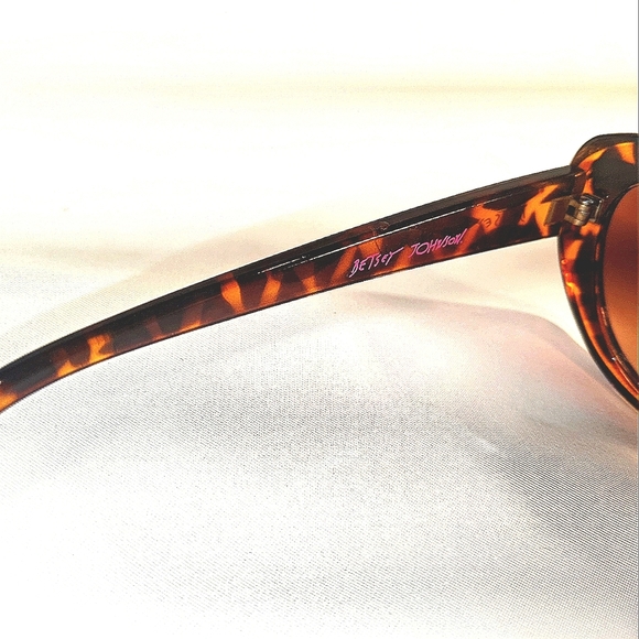 Betsey Johnson sunglasses - Picture 3 of 4